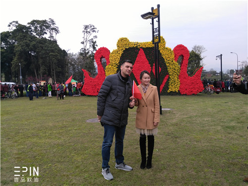 意大利国家电视台记者与都江堰青城山旅游景区管理局严局长合影-LUTUBE下载地址欧迪办公家具拍摄